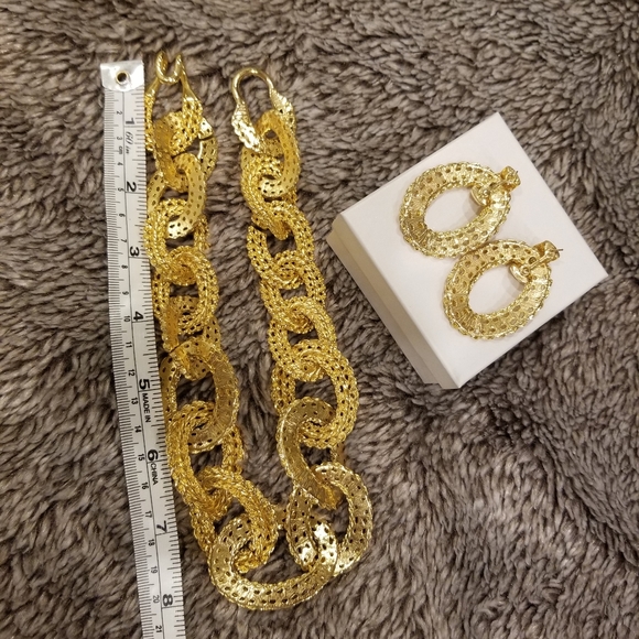 Gold Like Chain Neclace w/Matching Earrings - Picture 3 of 7